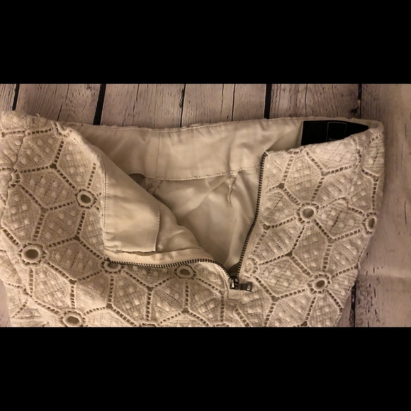 EUC Dolce Vita ivory solid shorts - Size 0 - Picture 3 of 6